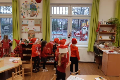 Piros ruhás vendég az óvodában – készülődés, játék, találkozás