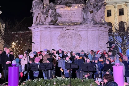 Advent fényei és diákjaink hangjai városunk Fő terén