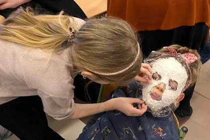 Színes gipsz álarcokat készítettek farsangra a negyedikesek