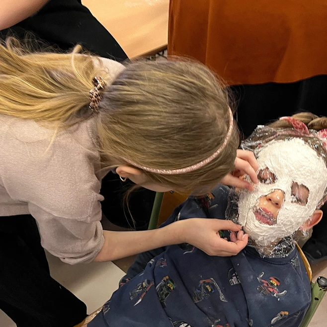 Színes gipsz álarcokat készítettek farsangra a negyedikesek