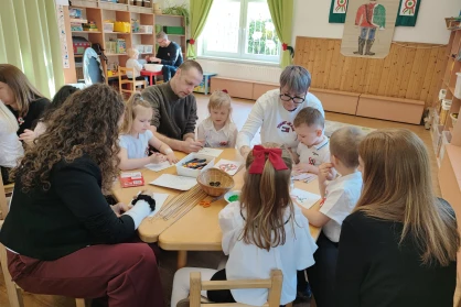 Mézeshuszárok és kokárdák – ünnepi családi nyílt nap a Tulipán csoportban