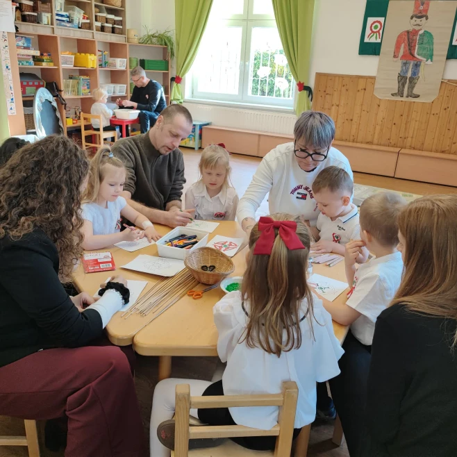 Mézeshuszárok és kokárdák – ünnepi családi nyílt nap a Tulipán csoportban