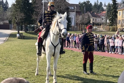 Huszárhagyományok testközelből – lovas bemutató az iskola udvarán