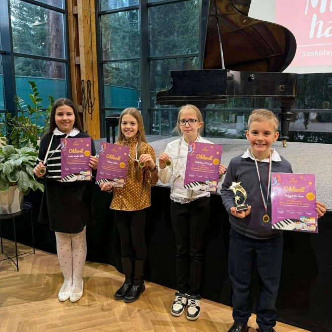 Zongoramesék Baján – növendékeink a gálahangverseny színpadán
