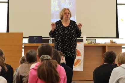 Időutazás történelemmel és történetekkel az aula közepén
