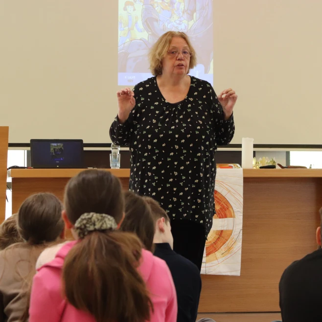 Időutazás történelemmel és történetekkel az aula közepén