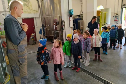 Mi rejtőzik az óriási dézsában? – A Virágoskert nagycsoportosai a Taschner Borházban