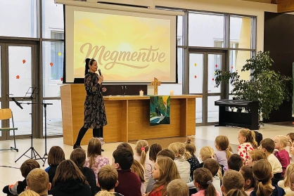 Hűség, szeretet és megmentés – pénteki áhítat az alsó tagozatosokkal