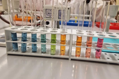 Színek, áramkörök, felfedezések – nyolcadikosaink izgalmas délelőttje a líceum laborjában