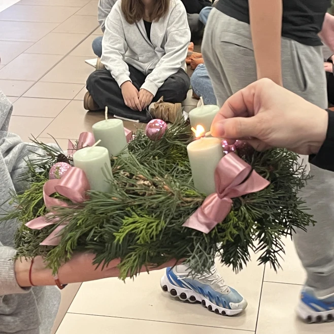 Meggyújtottuk az első adventi gyertyát